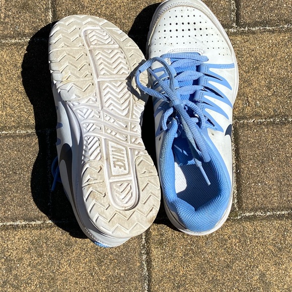 NIKE TENNIS/EVERYDAY SNEAKERS 👟💙 - Picture 3 of 5